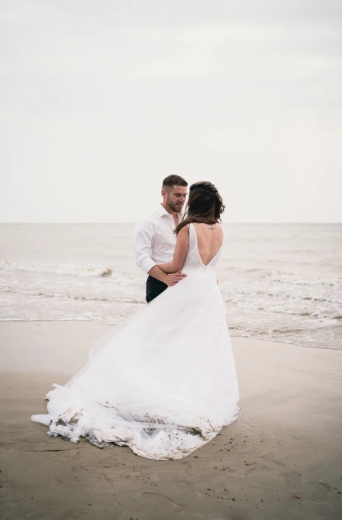 Séance photo aprèsle mariage avec un couple de mariés à la plage de Pornic.