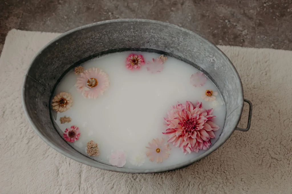 Photographe grossesse nouveau né, bain de lait floral en sarthe