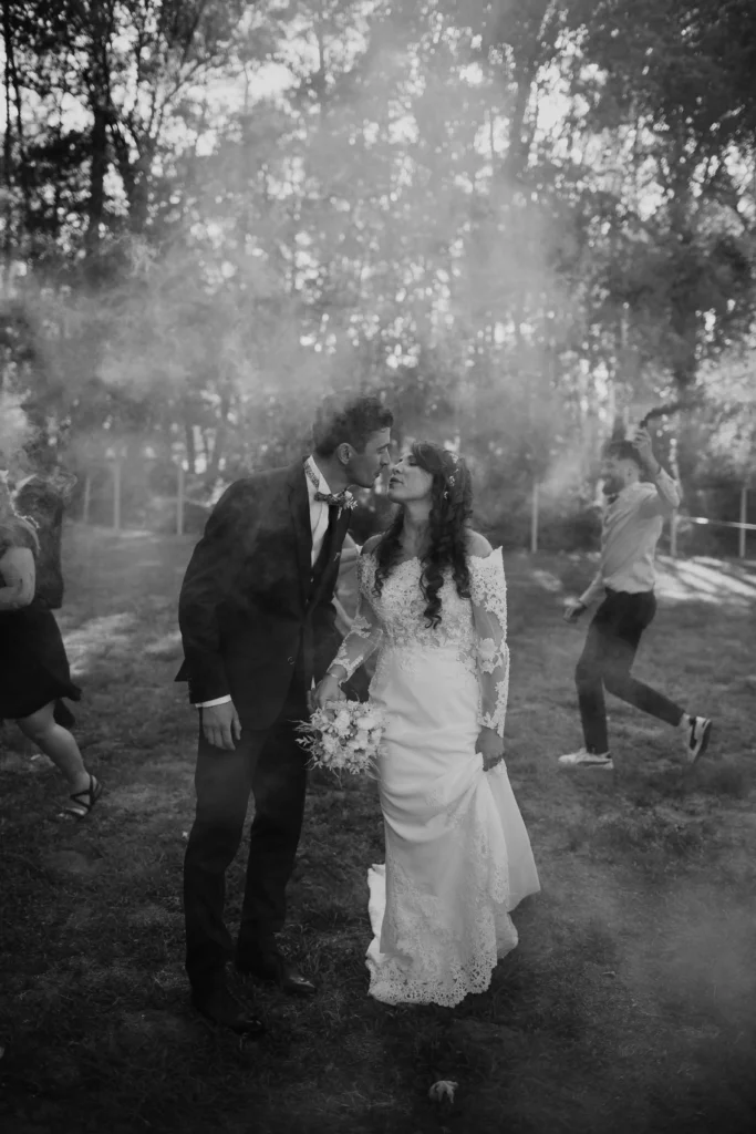 Photographe mariage Sarthe. Séance photos fumigènes avec les mariés. Photos noir et blanc. Photographe en Sarthe.