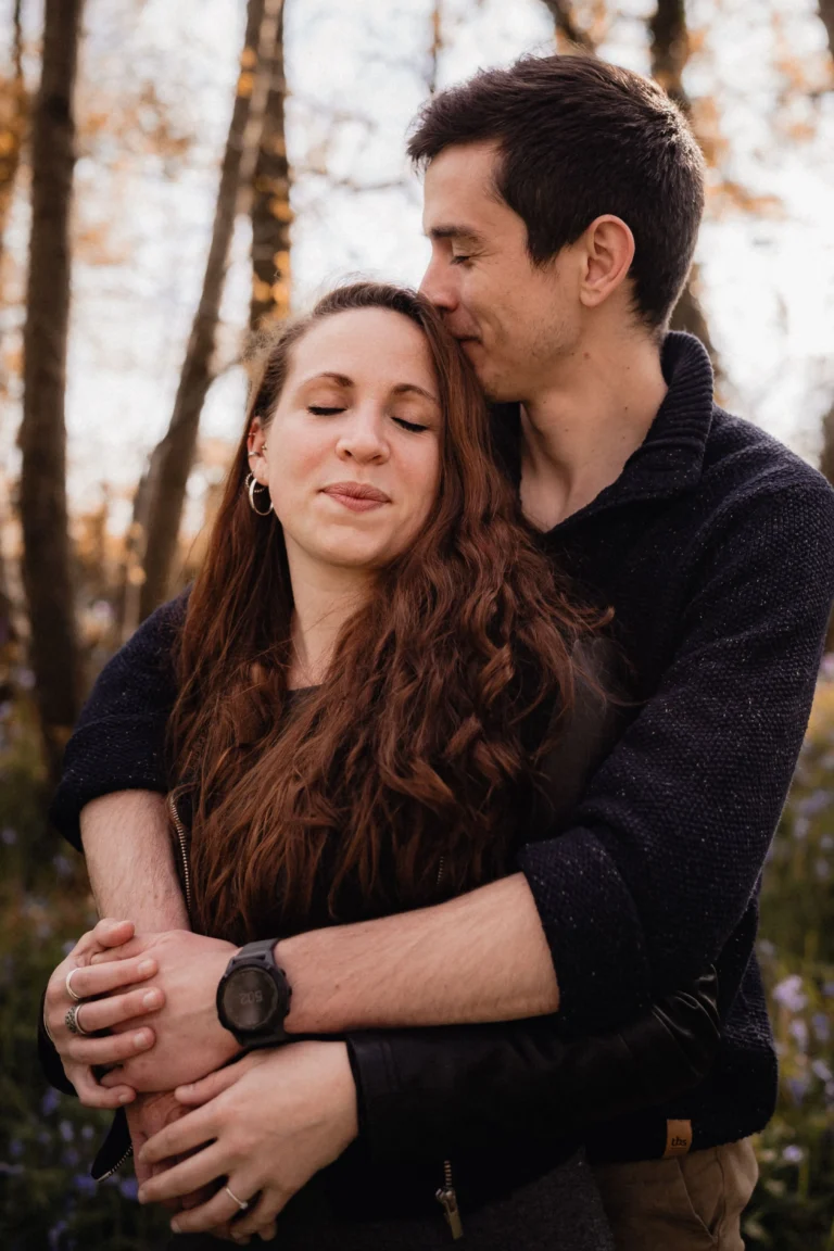 Séance d'engagement. Photographe mariage. Couple s'enlaçant et endormie.
