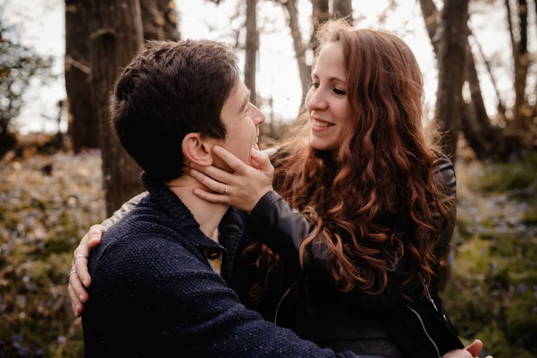 Séance d'engagement Promesse, photographe de mariage. Shooting couple pour leurs fiancailles. Sarthe