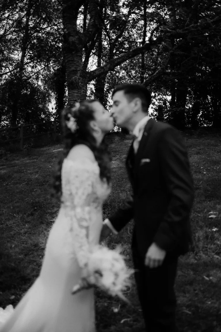 Découverte des mariés avant la cérémonie. Photographe de mariage sarthe