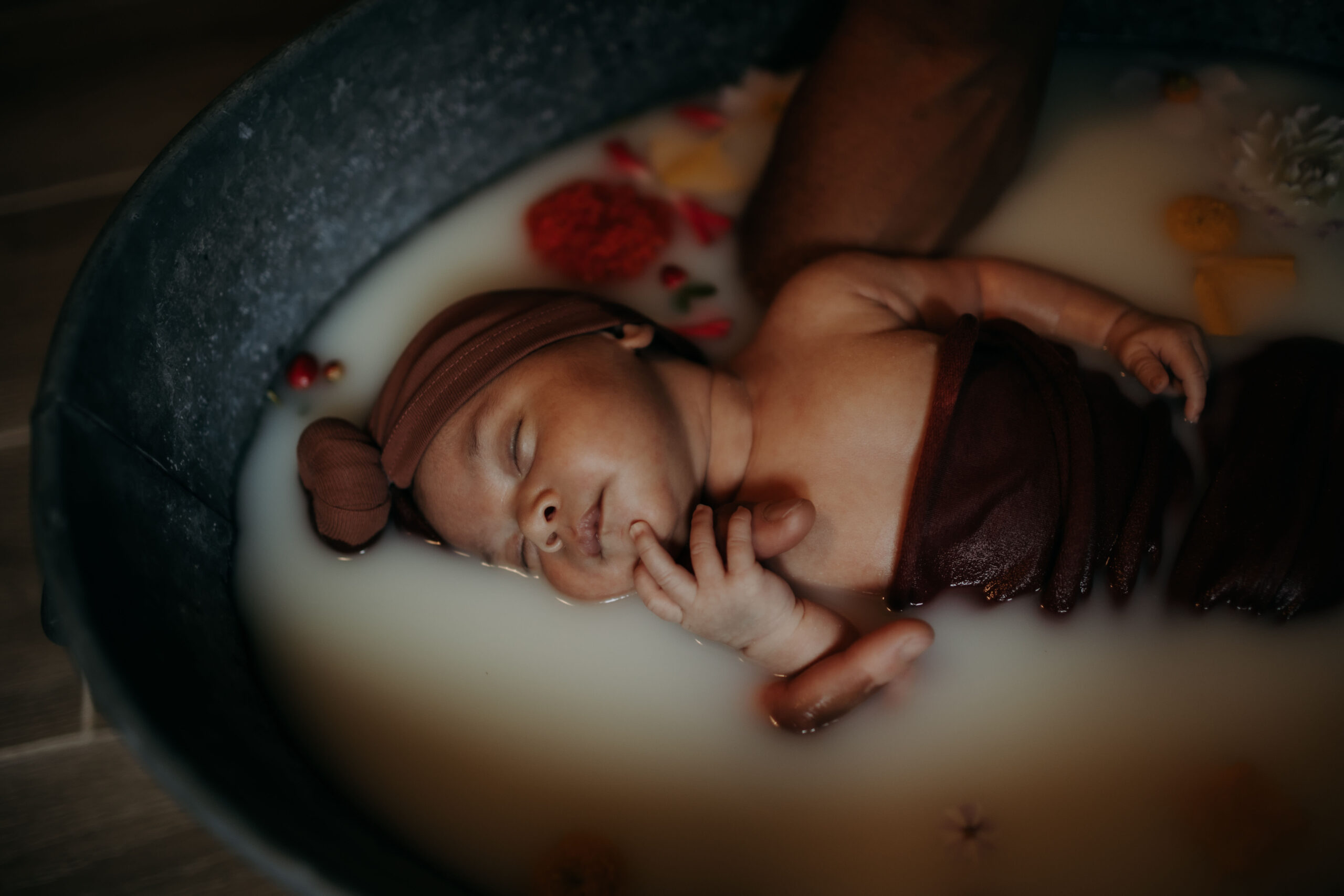 Séance bain de lait naissance. Bébé dans un bain de lait de fleurs, en Sarthe.