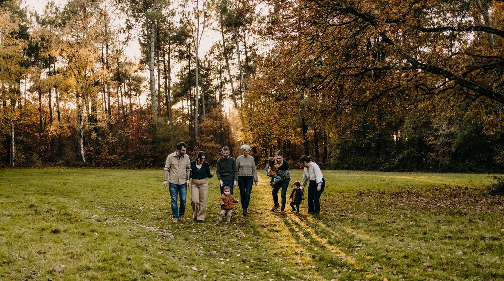 Une séance photo famille au Mans dans la forêt avec les parents et les enfants au coucher du soleil, en automne.