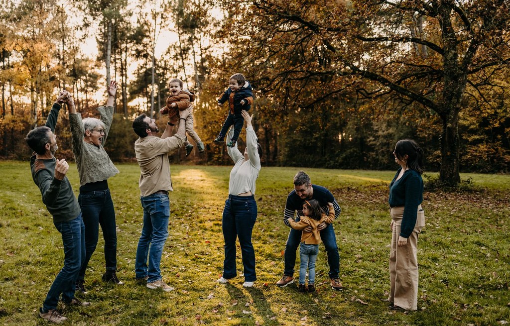Une séance photo famille au Mans dans la forêt avec les parents et les enfants au coucher du soleil, en automne.