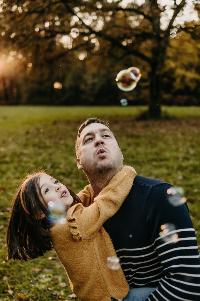 Moment de complicité entre parents et enfants lors d'un shooting photo en Sarthe.
