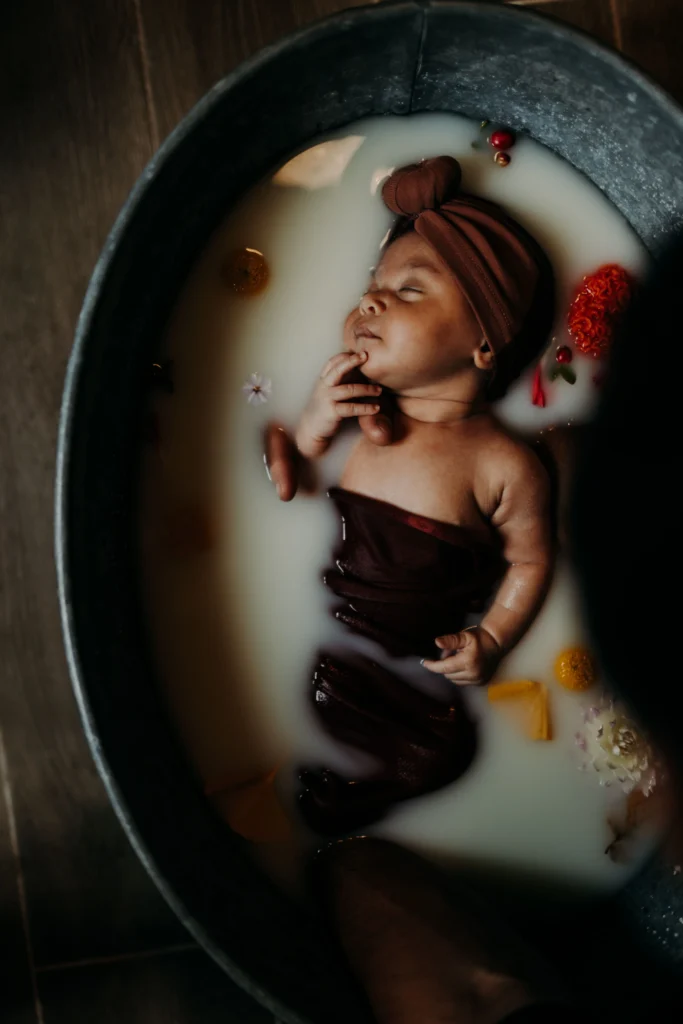séance bain de lait d'un nouveau né, en Sarthe, le Mans.