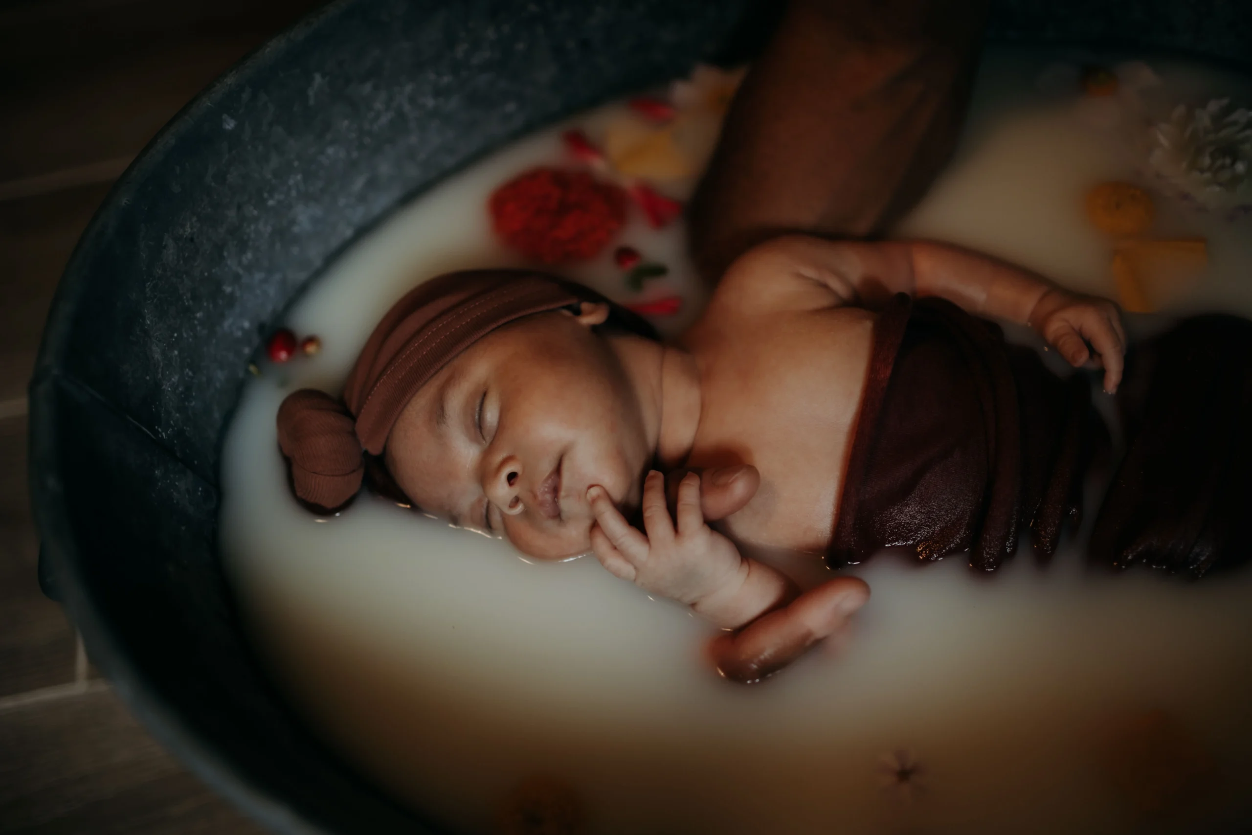 séance-nouveau-né-le-mans-bain-lait-fleuri (3)