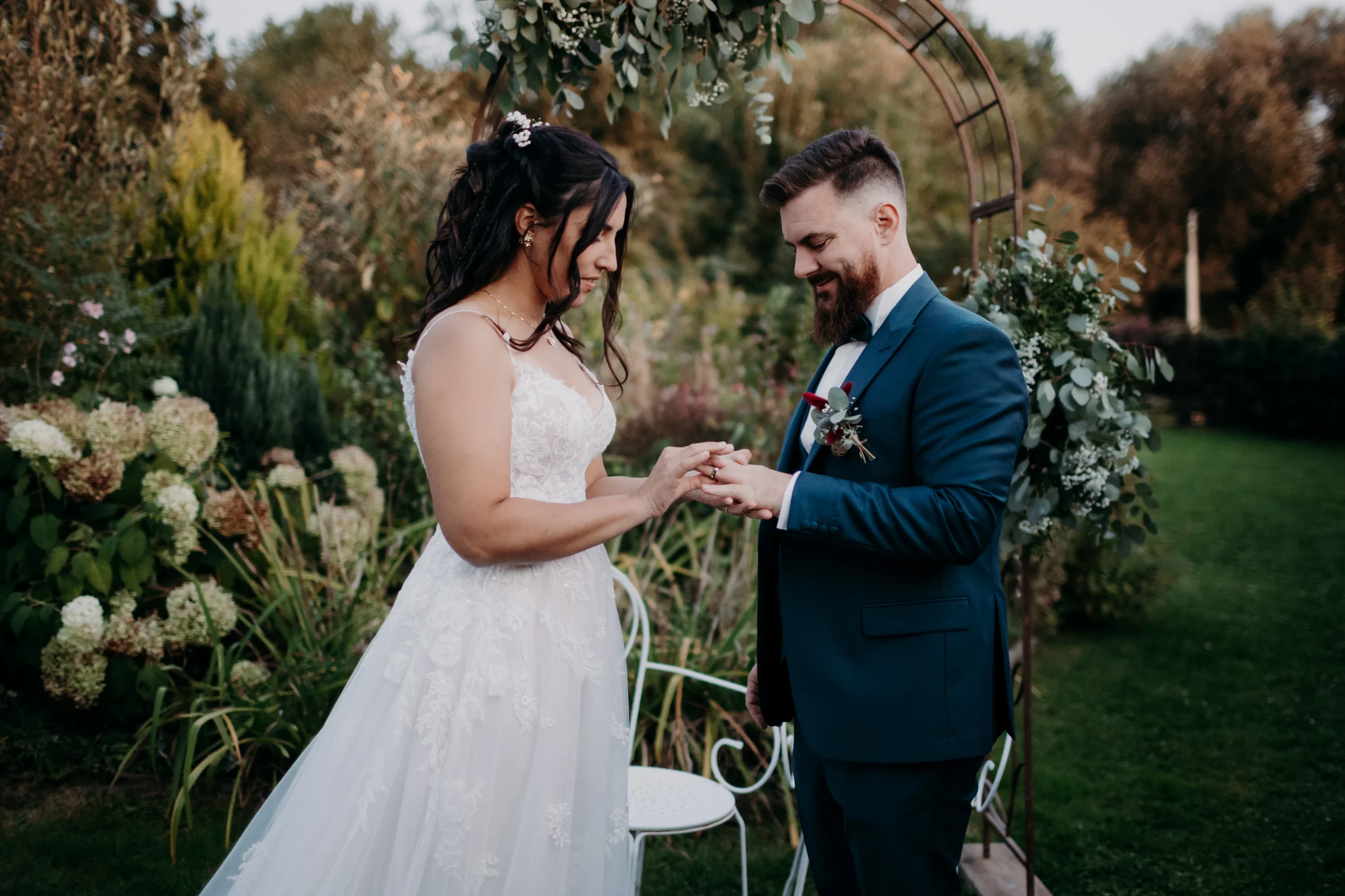Échange de regards émouvant entre les mariés
