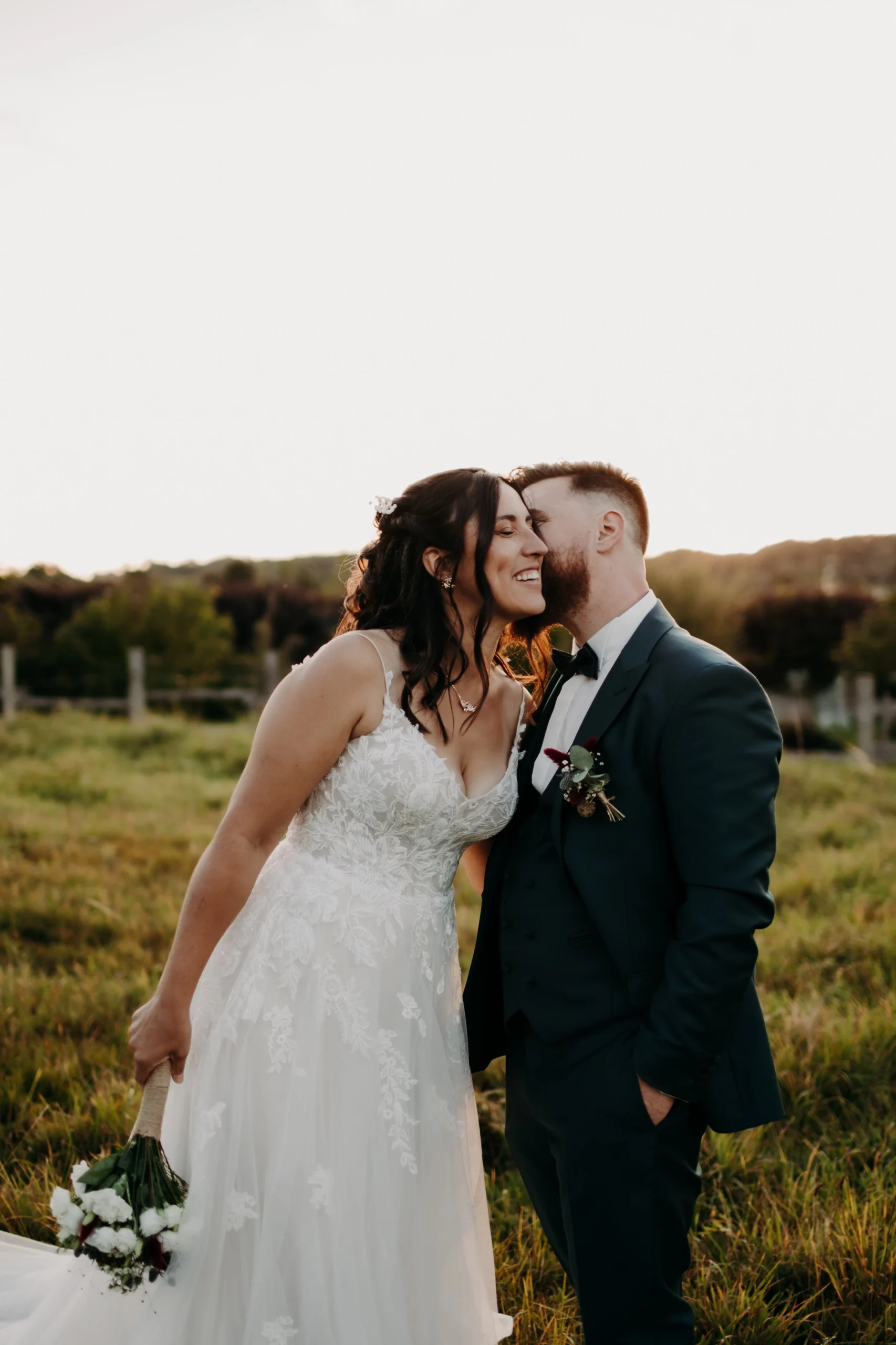 Silhouette des mariés à la golden hour sur fond de ciel normand au coucher du soleil