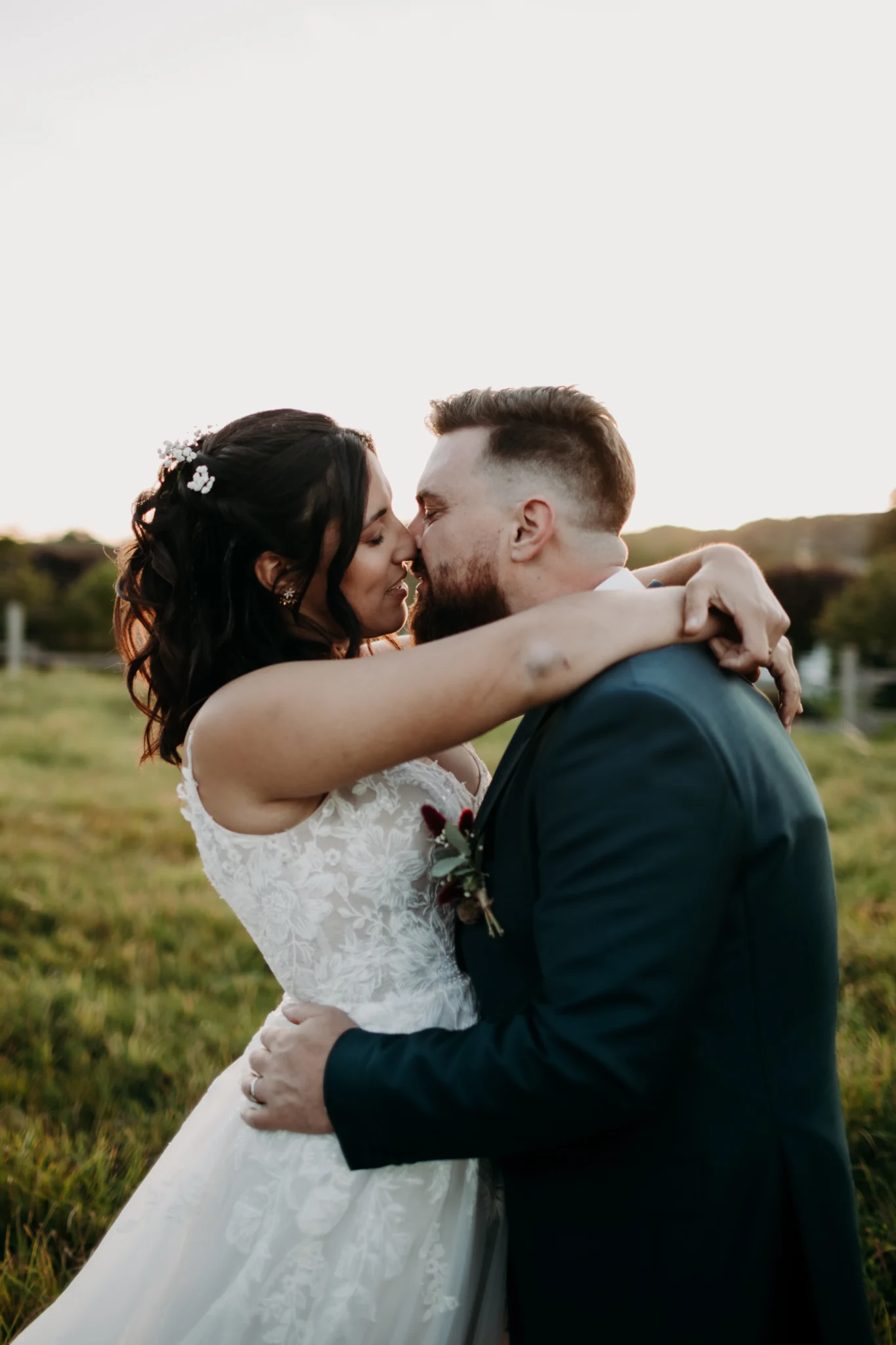 Silhouette des mariés à la golden hour sur fond de ciel normand au coucher du soleil. photographe mariage Normandie